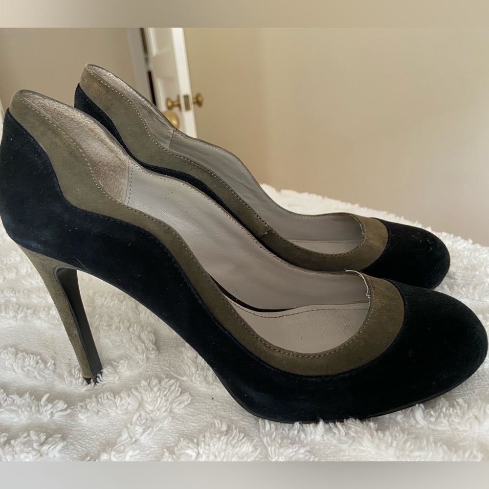 Stunning Suede pumps